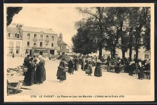 AK Le Faouët, La Place un jour de Marché, L`Hôtel de la Croix d`Or