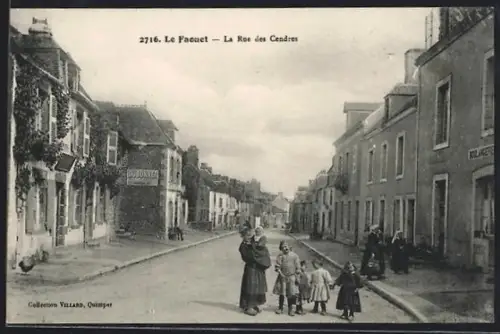 AK Le Faouet, La Rue des Cendres avec habitants et maisons alignées