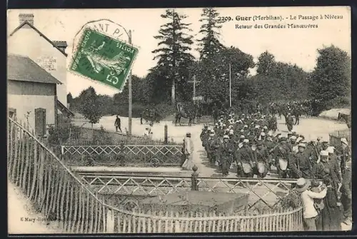 AK Guer /Morbihan, Le Passage à Niveau, Retour des Grandes Manoeuvres