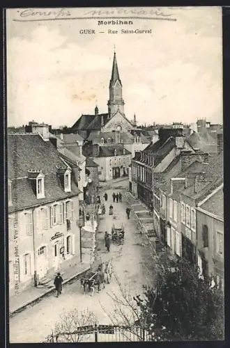 AK Guer, Rue Saint-Gurval avec église en arrière-plan et scène de rue animée