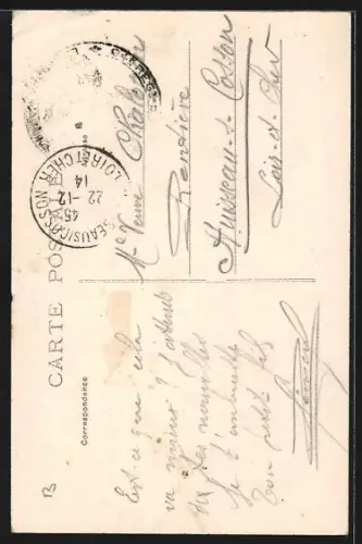 AK Guer, Rue Saint-Gurval avec église en arrière-plan et scène de rue animée