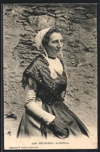 AK Belle-Isle, La Belliloise en costume traditionnel
