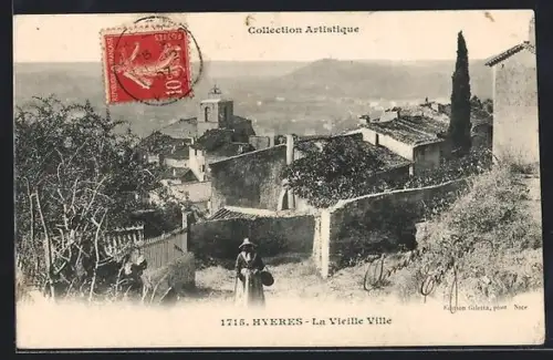 AK Hyères, La Vieille Ville avec vue sur les toits et une femme dans la rue