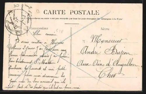 AK Hyères, La Vieille Ville avec vue sur les toits et une femme dans la rue