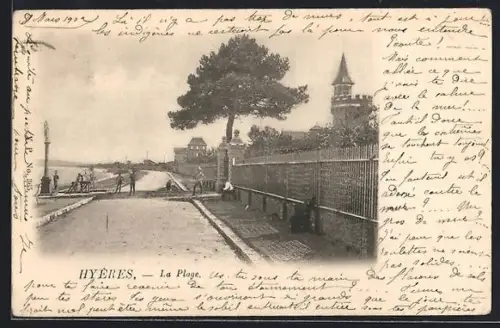 AK Hyères, La Plage, vue de la promenade côtière et bâtiments en arrière-plan