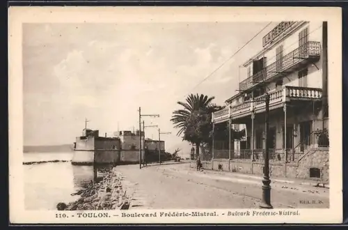 AK Toulon, Boulevard Frédéric-Mistral avec vue sur la mer et bâtiments adjacents