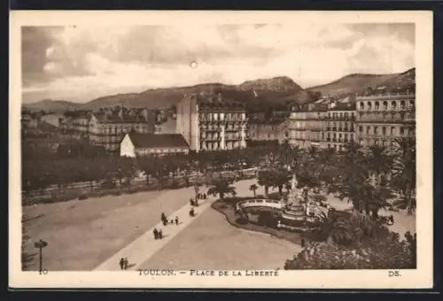 AK Toulon, Place de la Liberté avec fontaine et bâtiments environnants