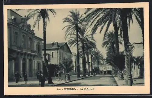 AK Hyères, La Mairie et avenue bordée de palmiers