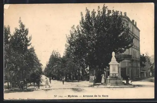 AK Hyères, Avenue de la Gare avec monument et arbres alignés