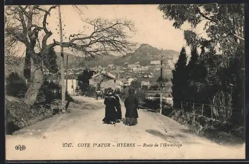 AK Hyères, Route de l`Hermitage avec vue sur la ville et les collines
