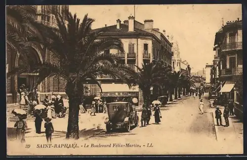 AK Saint-Raphaël, Le Boulevard Félix-Martin avec passants et voitures