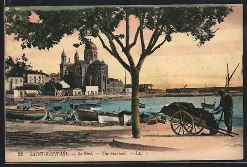AK Saint-Raphaël, Le Port avec vue sur l`église et bateaux amarrés