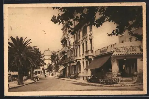 AK Saint-Raphaël, Le boulevard Félix-Martin avec palmiers et passants