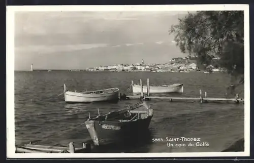 AK Saint-Tropez, Un coin du Golfe avec des barques et vue sur le village