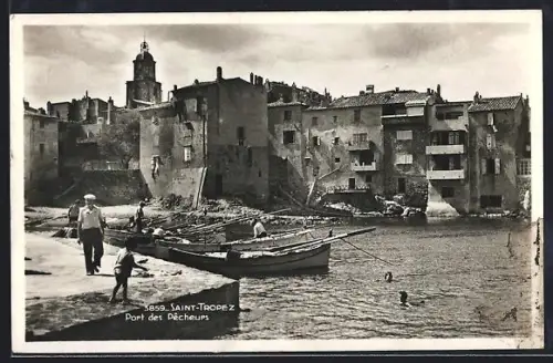 AK Saint-Tropez, Port des Pêcheurs avec bateaux et vue sur le village