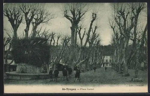 AK St-Tropez, Place Carnot avec arbres et fontaine