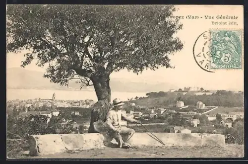 AK Saint-Tropez /Var, Vue générale avec un homme assis sous un arbre