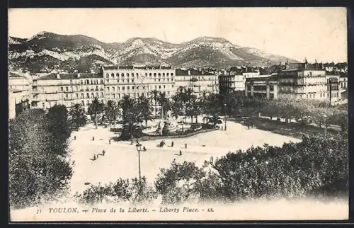 AK Toulon, Place de la Liberté avec vue sur les montagnes en arrière-plan