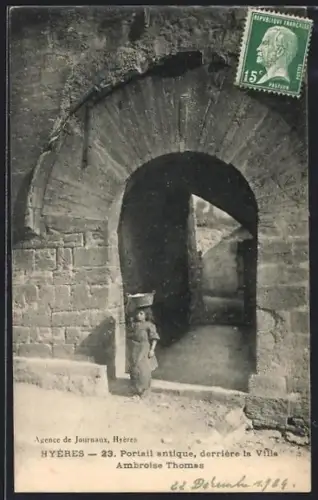 AK Hyères, Portail antique, derrière la Villa Ambroise Thomas
