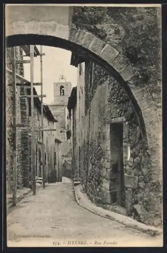 AK Hyères, Rue Paradis avec arc en pierre et bâtiments anciens