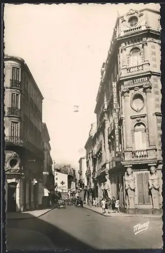 AK Hyères, Avenue des Îles d`Or avec l`Hôtel Lutetia et passants