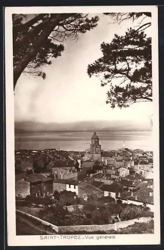 AK Saint-Tropez, Vue générale du village et de la mer avec des arbres en premier plan