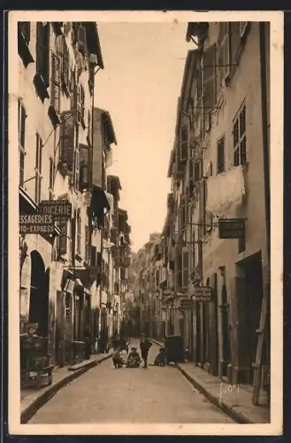 AK Toulon /Var, Vieille rue animée avec commerces et passants