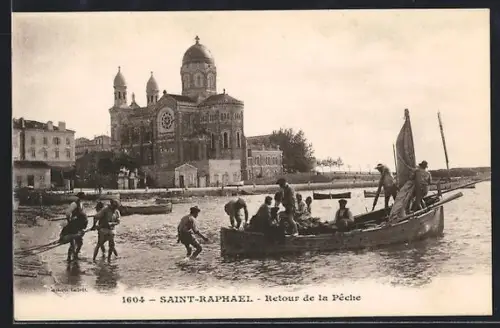 AK Saint-Raphael, Retour de la Pêche devant l`église monumentale