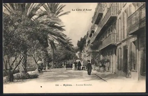 AK Hyères /Côte d`Azur, Avenue Riondet avec palmiers et passants