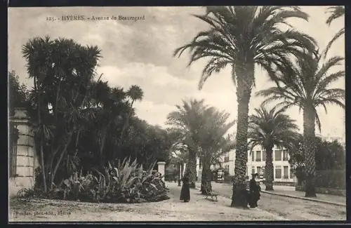 AK Hyères, Avenue de Beauregard avec palmiers et passants