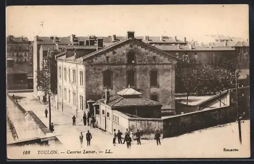 AK Toulon, Caserne Lamer e et rue animée avec passants