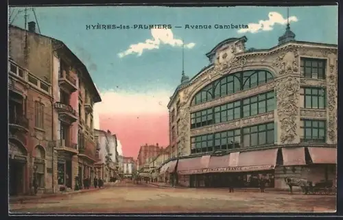 AK Hyères-les-Palmiers, Avenue Gambetta avec bâtiments historiques et commerces animés