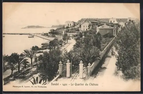 AK Bandol, Le Quartier du Château avec vue sur la mer et la promenade bordée de palmiers
