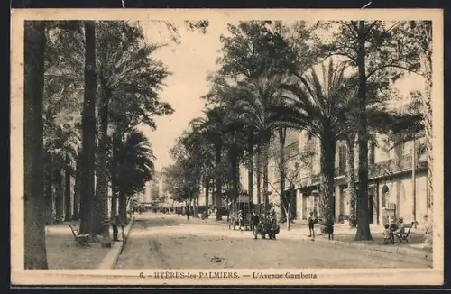 AK Hyères-les-Palmiers, L`Avenue Gambetta avec palmiers et passants