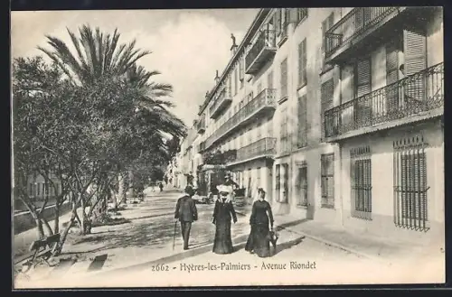 AK Hyères-les-Palmiers, Avenue Riondet avec passants et palmiers