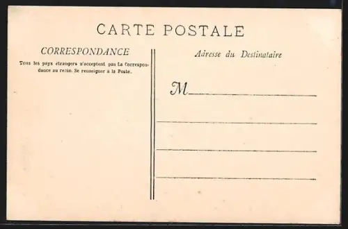 AK Hyères-les-Palmiers, Avenue Riondet avec passants et palmiers