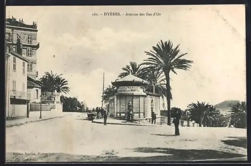 AK Hyères, Avenue des Îles d`Or avec palmiers et bâtiment emblématique