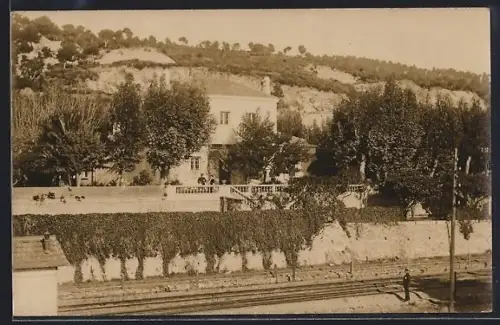 Foto-AK Saint-Raphaël, Maison entourée d`arbres avec vue sur les collines et voie ferrée au premier plan