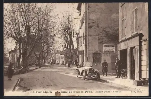 AK La Farlède, Avenue de Solliès-Pont avec voiture et passants