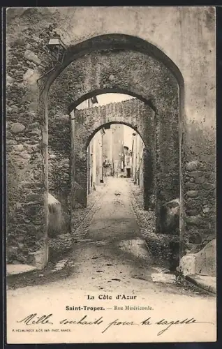 AK Saint-Tropez, Rue Miséricorde à travers les arches en pierre