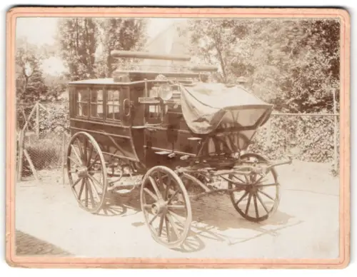 Fotografie Pferdekutsche, Wagen mit Lampe und Holzspeichen