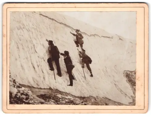 Fotografie Heinrich Vogel, Ort unbekannt, Bergsteiger an einer Gletscherwand, Bergsteigen am Gletscher