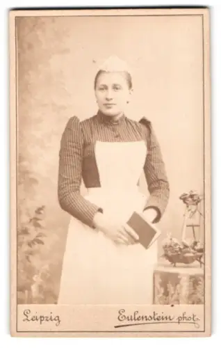 Fotografie Eulenstein, Leipzig, Dienstmädchen in Uniform mit Schürze und Häubchen