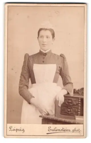 Fotografie Eulenstein, Leipzig, Hausmädchen / Dienstmädchen im Dress mit Schürze