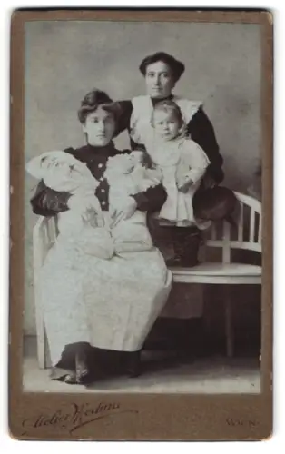 Fotografie Medina, Wien, Kindermädchen / Amme mit ihren Zöglingen im Arm