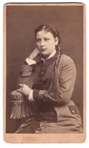 Fotografie Quido Trapp, Brünn, junge Frau im Kleid mit geflochtenem Zopf