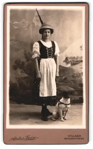 Fotografie Atelier Luise, Villach, junge Frau in Tracht mit ihrem Terrier an der Leine