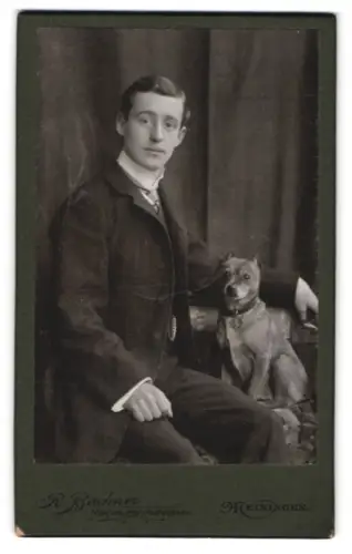 Fotografie R. Bachner, Meiningen, junger Mann mit seinem Hund im Atelier