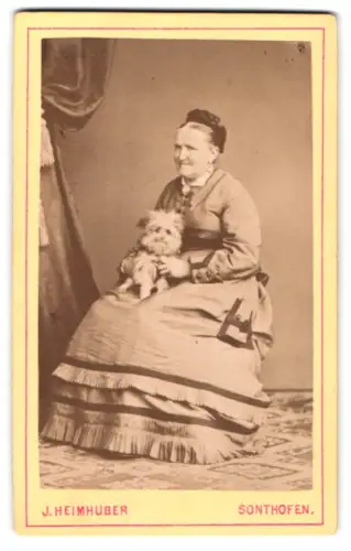 Fotografie J. Heimhuber, Sonthofen, ältere Dame mit ihrem Hund auf dem Schoss