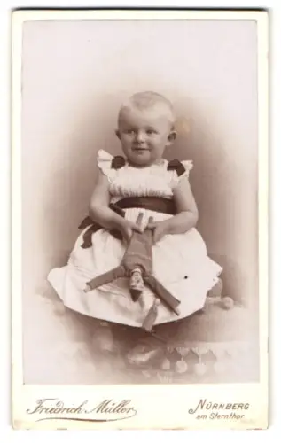Fotografie Friedrich Müller, Nürnberg, kleines Kind mit Kasperle Puppe in der Hand